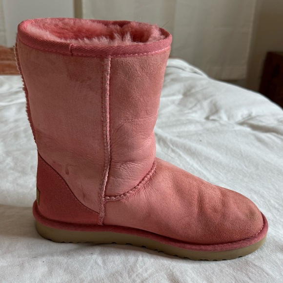 Ugg Blossom Pink Classic Short II, Size 7. In good preowned condition. - Picture 13 of 13